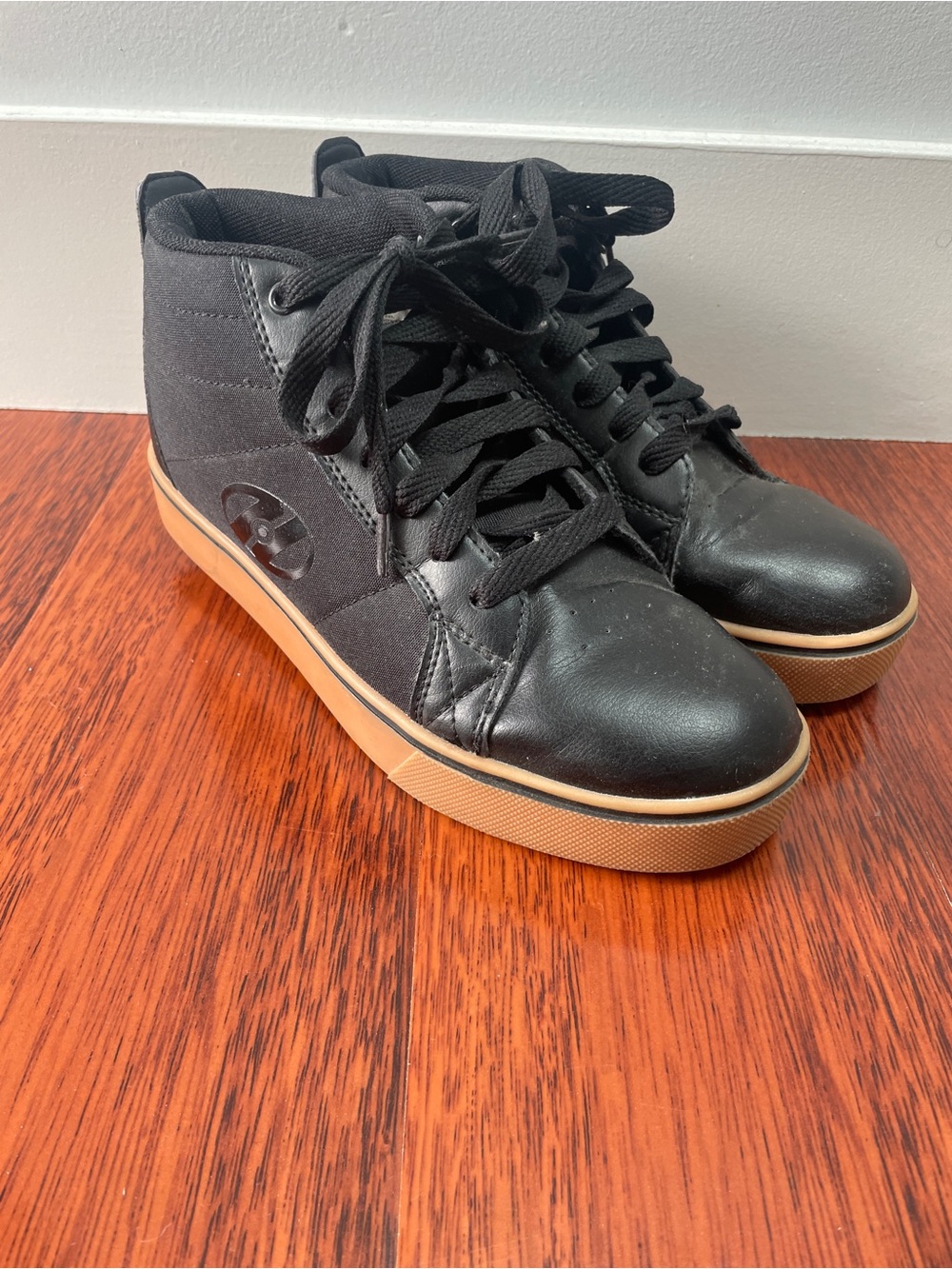 Heelys Black High-Top Sneakers in exceptional condition! Size Youth 7 or 39 EU